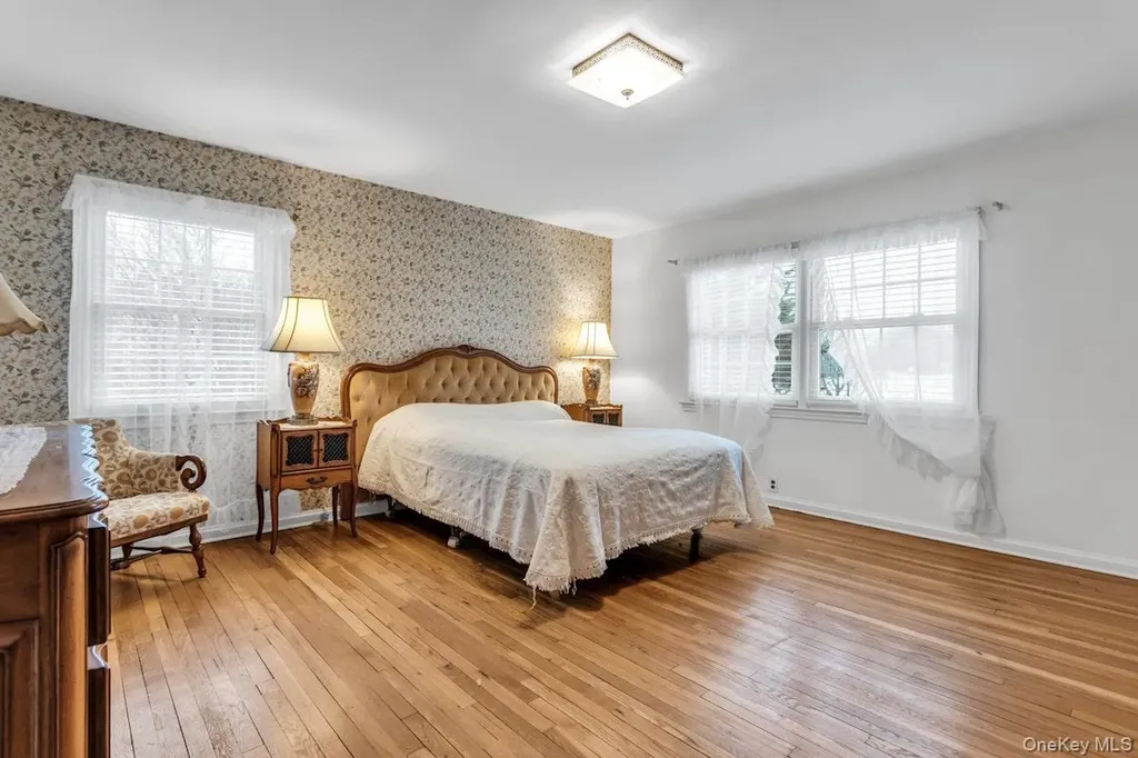 409 Titus Way East Williston NY 11596
