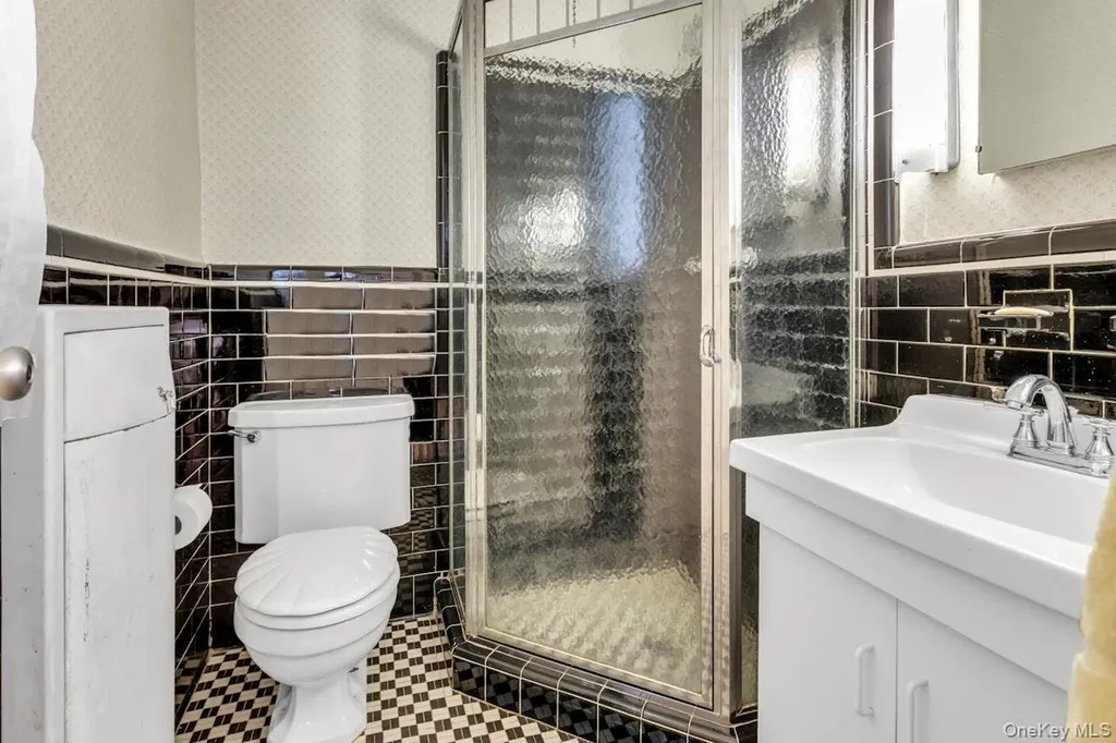 409 Titus Way East Williston NY 11596