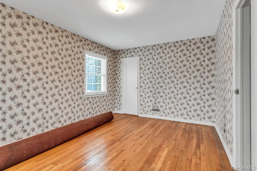 409 Titus Way East Williston NY 11596