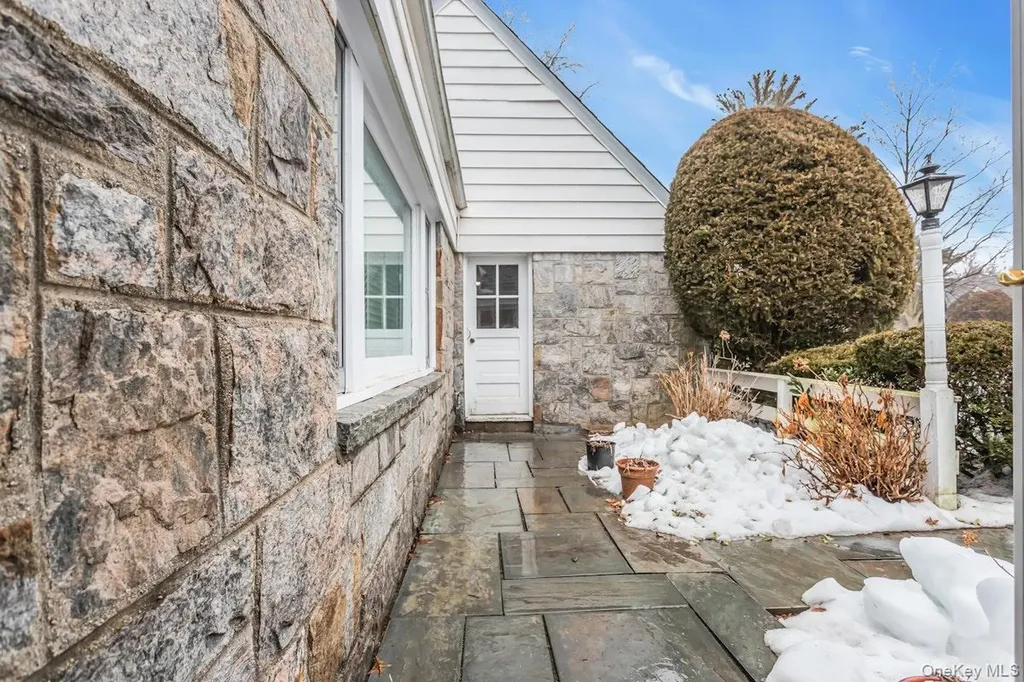 409 Titus Way East Williston NY 11596