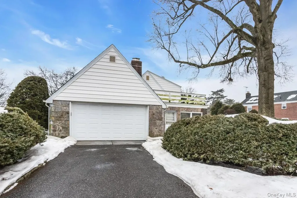 409 Titus Way East Williston NY 11596