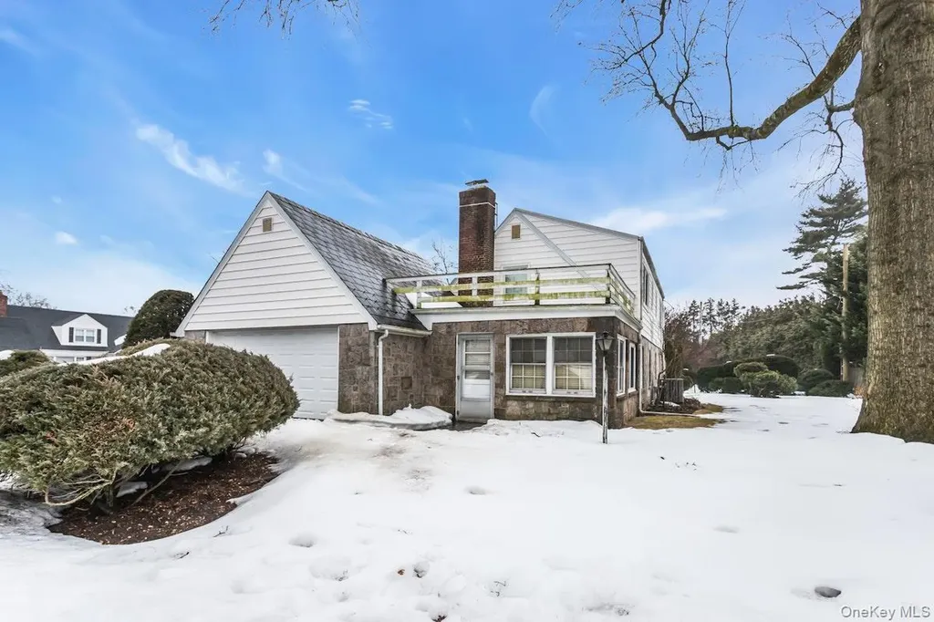 409 Titus Way East Williston NY 11596