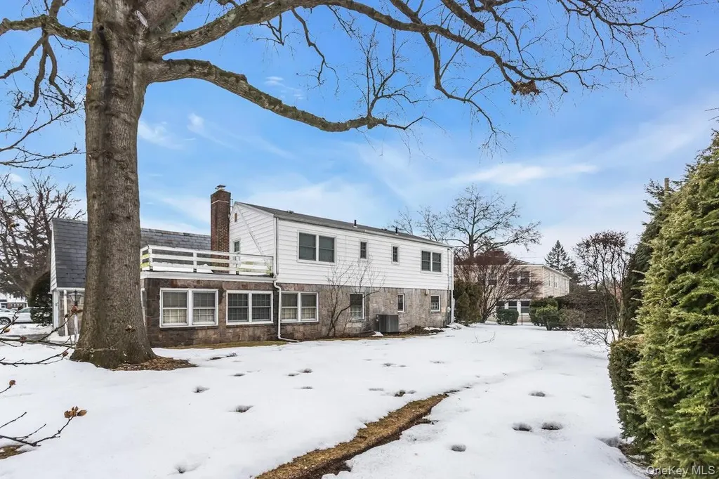 409 Titus Way East Williston NY 11596