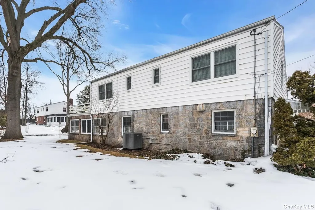 409 Titus Way East Williston NY 11596
