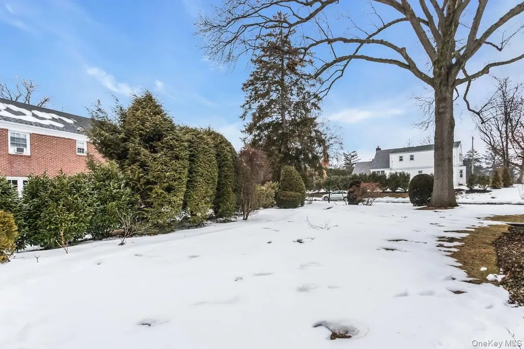 409 Titus Way East Williston NY 11596