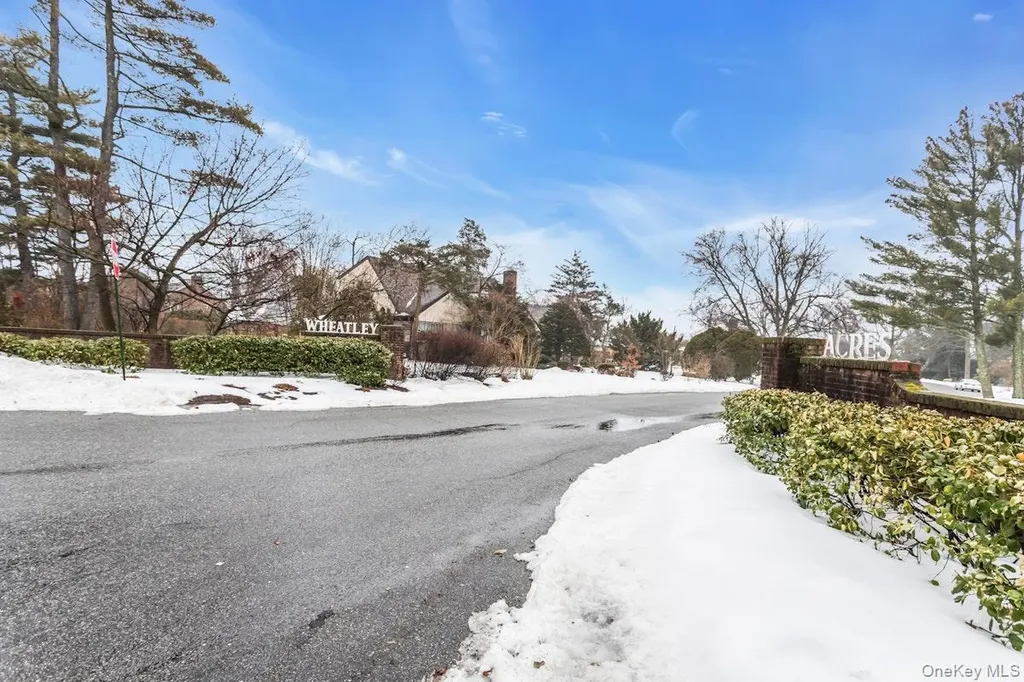 409 Titus Way East Williston NY 11596