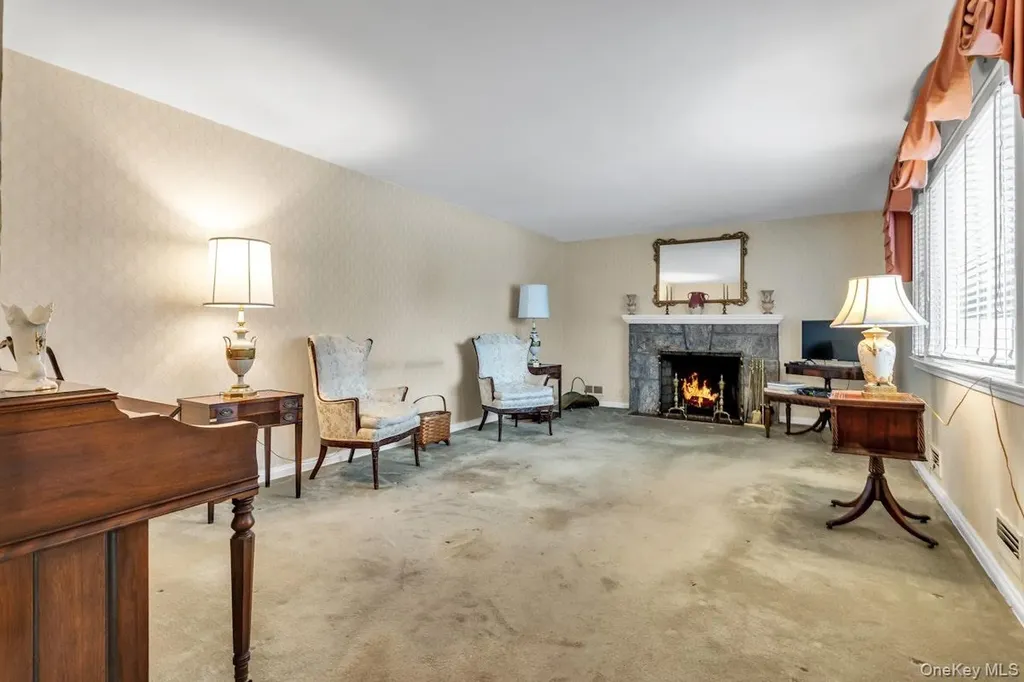 409 Titus Way East Williston NY 11596