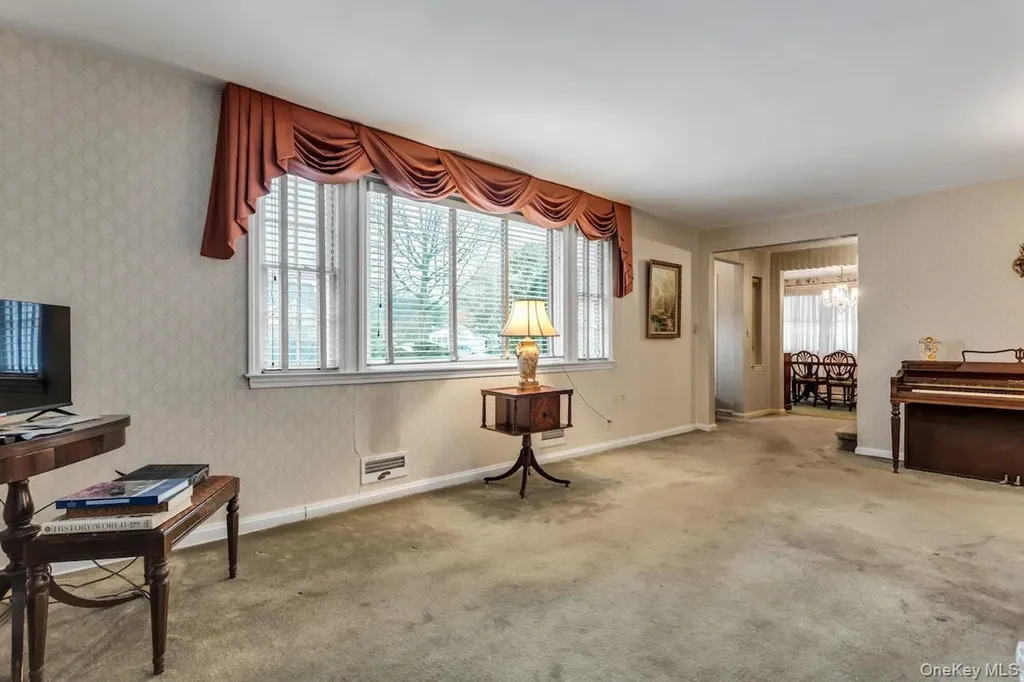 409 Titus Way East Williston NY 11596
