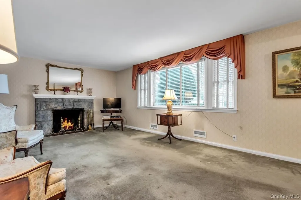 409 Titus Way East Williston NY 11596