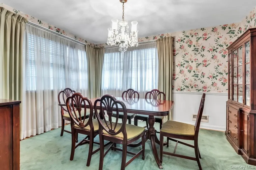 409 Titus Way East Williston NY 11596