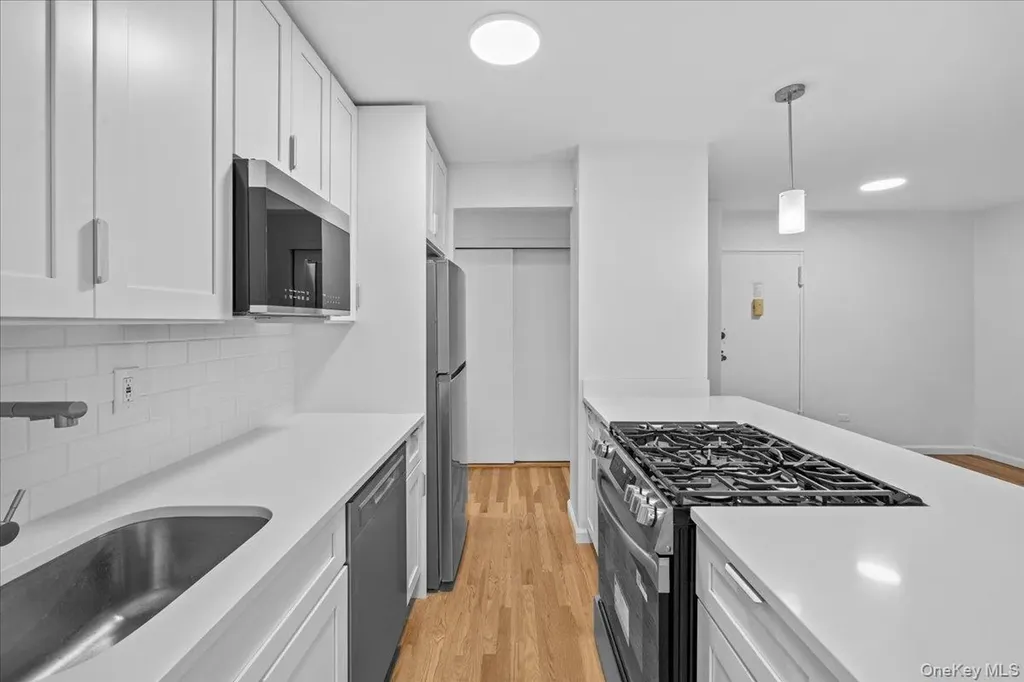5425 Valles Avenue Bronx NY 10471