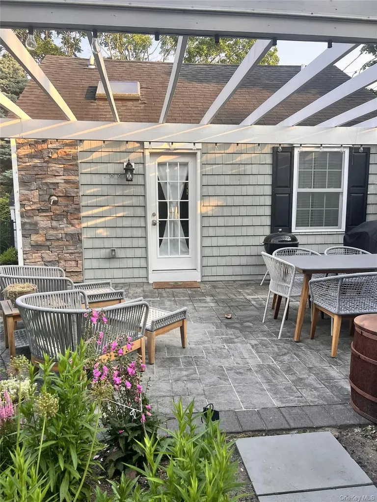 49 Fanning Hampton Bays NY 11946