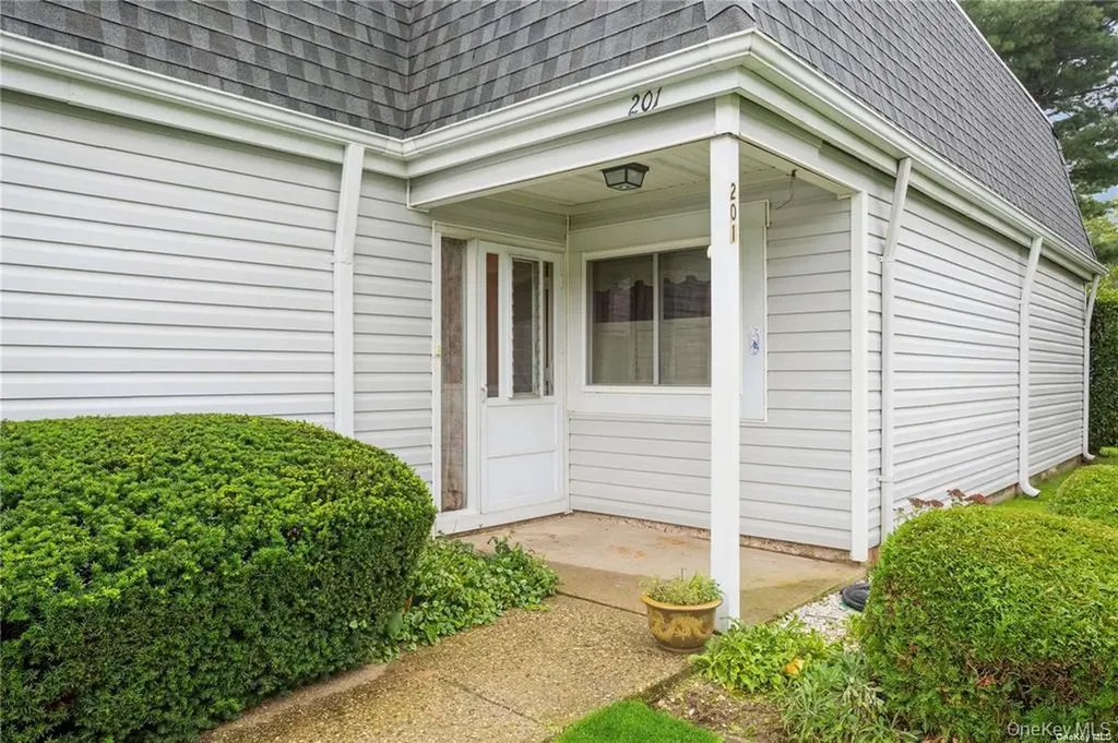 201 Bentley Court E Saint James NY 11780