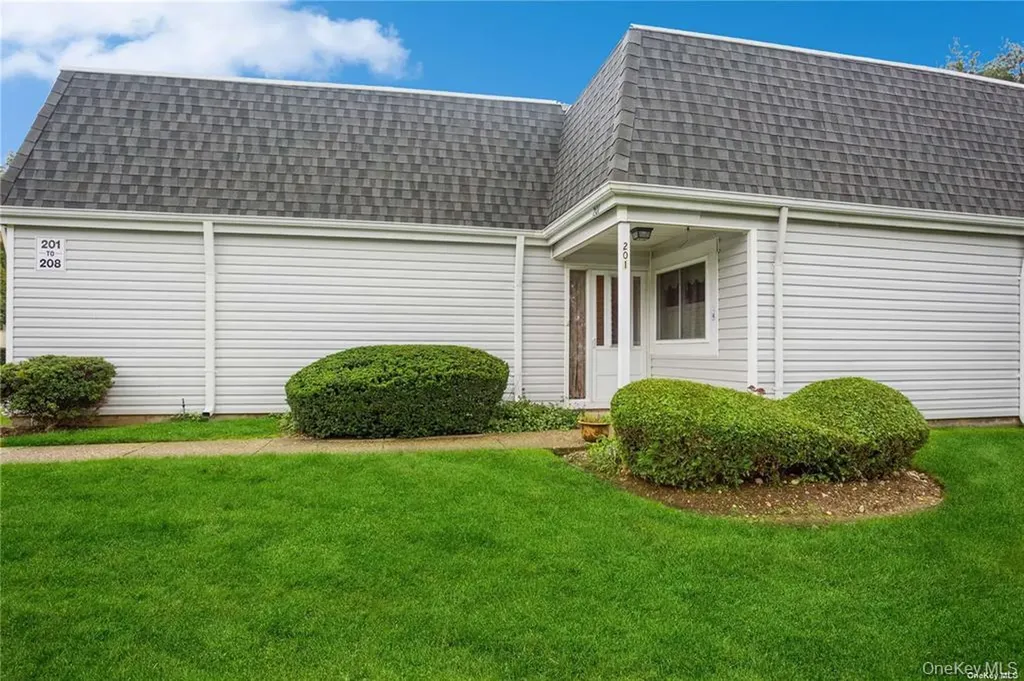 201 Bentley Court E Saint James NY 11780
