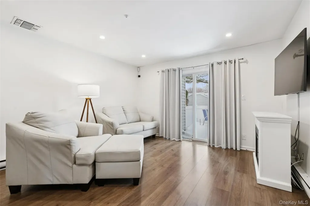 201 Bentley Court E Saint James NY 11780