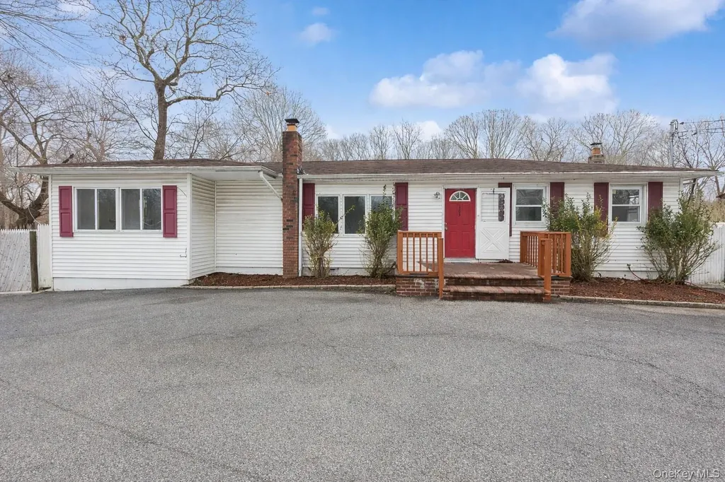 103 W Yaphank Road Coram NY 11727