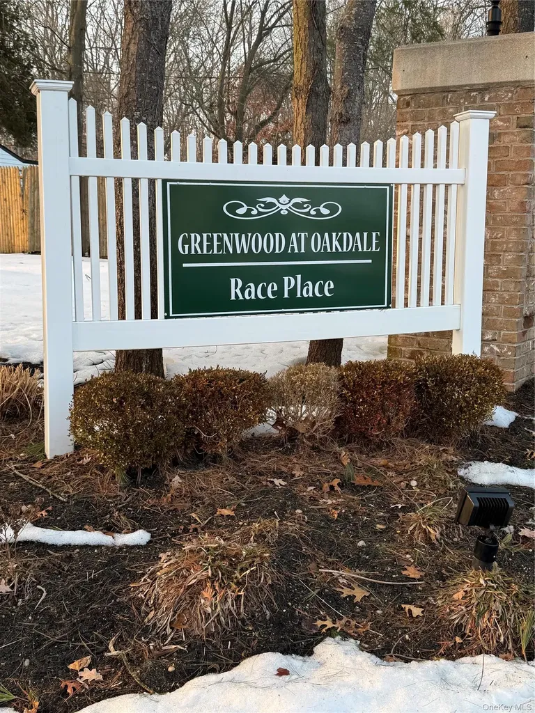 511 Race Place Oakdale NY 11769
