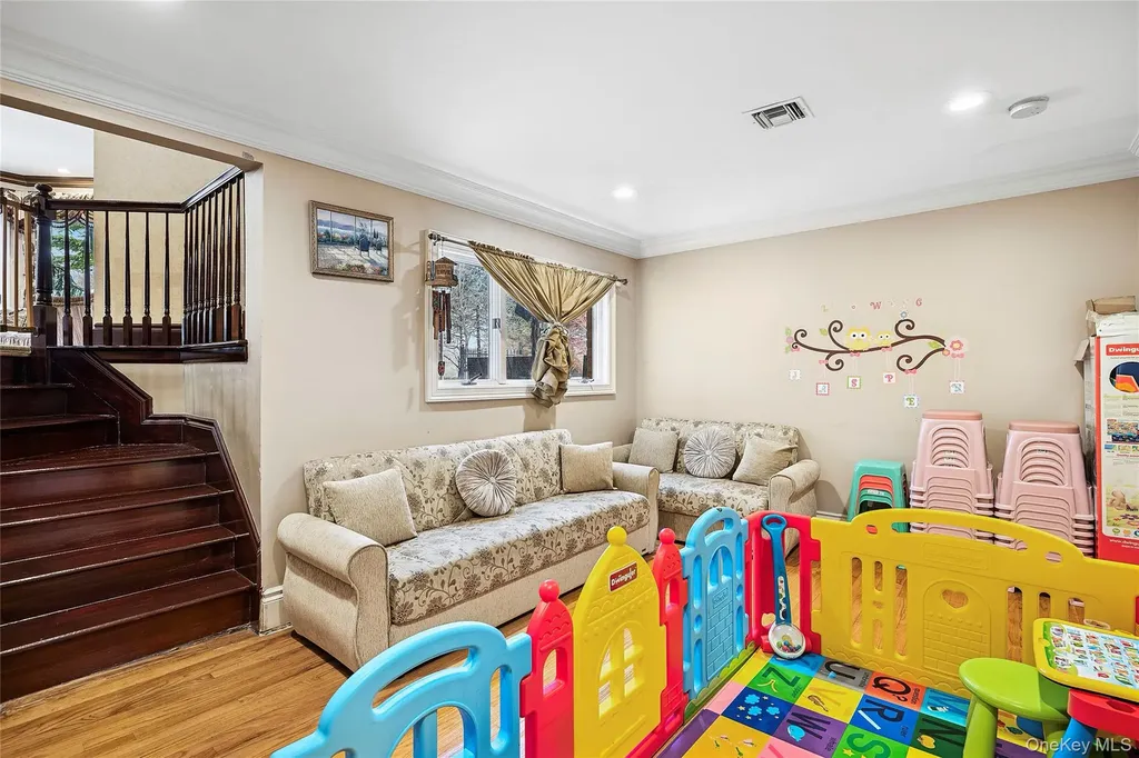 582 Atlantic Avenue Lawrence NY 11559