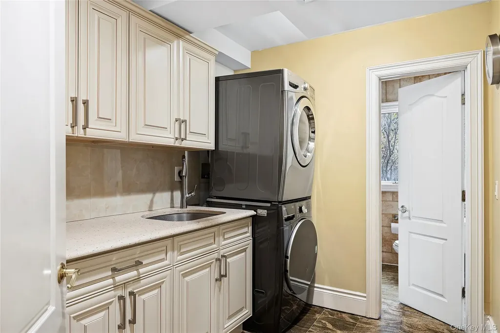 582 Atlantic Avenue Lawrence NY 11559