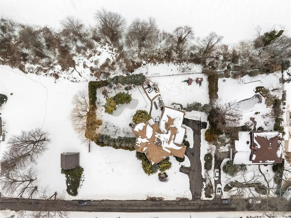 582 Atlantic Avenue Lawrence NY 11559