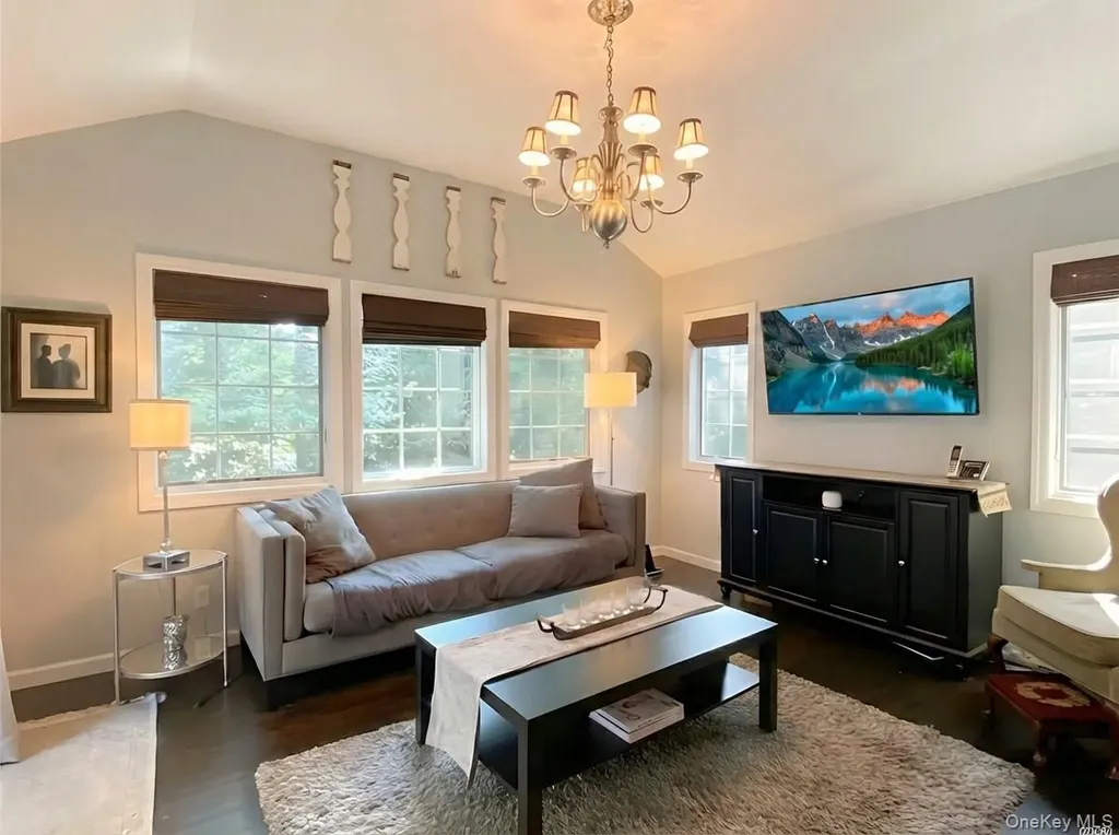 1 Hillcrest Place Locust Valley NY 11560