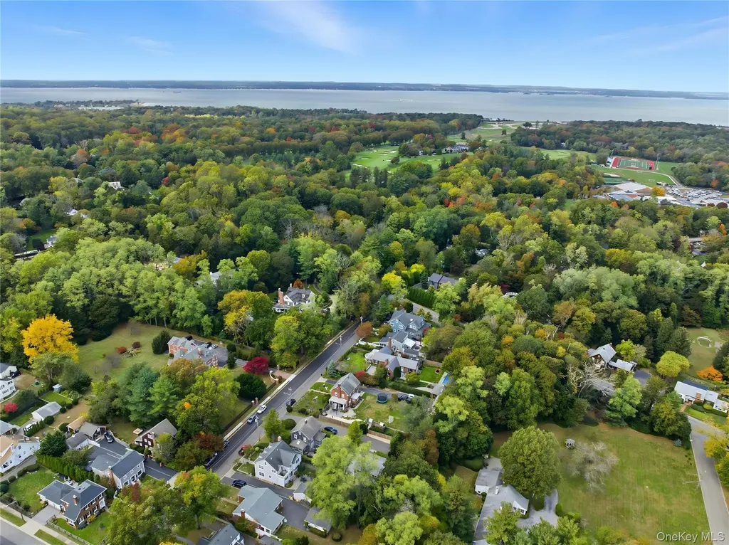 1 Hillcrest Place Locust Valley NY 11560
