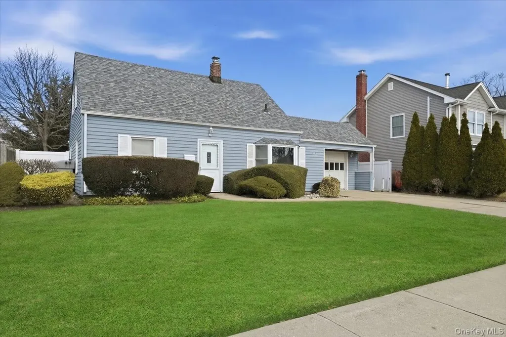 25 Peacock Lane Levittown NY 11756