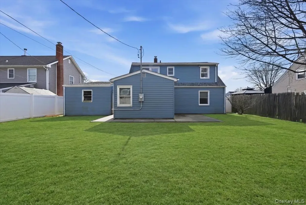 25 Peacock Lane Levittown NY 11756