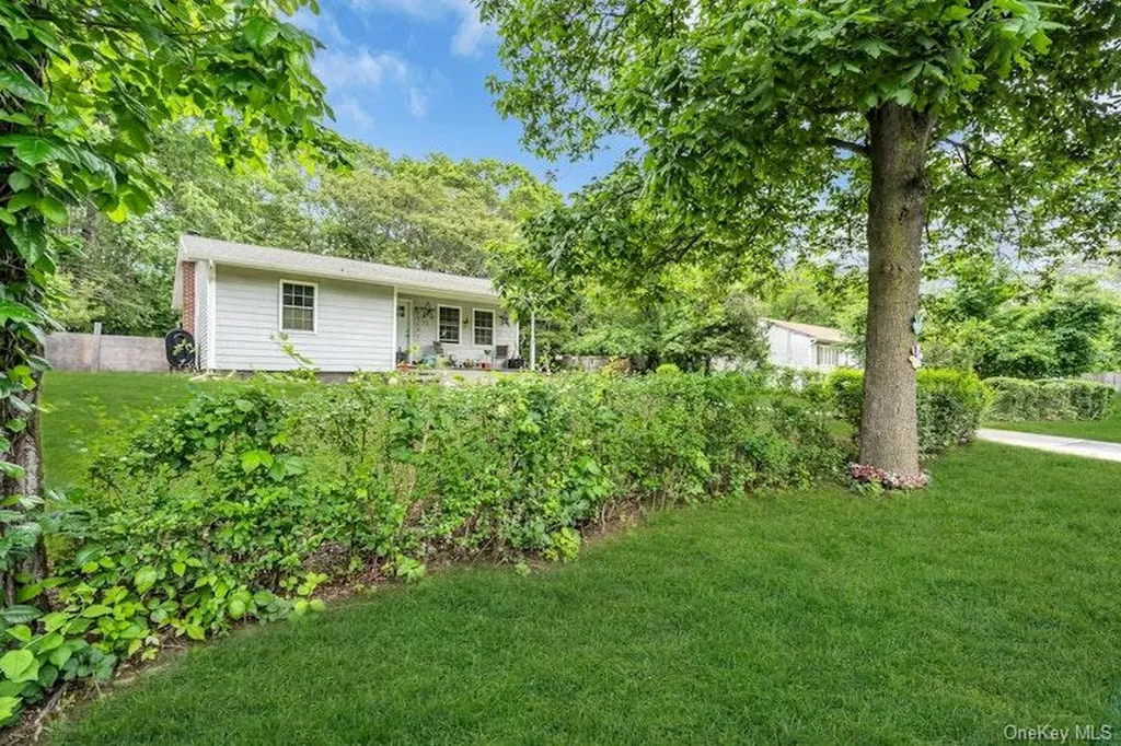 13 Carr Lane Medford NY 11763