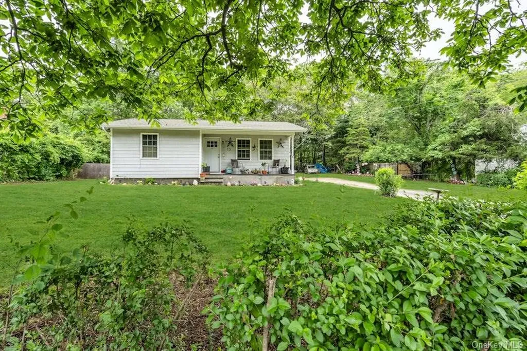 13 Carr Lane Medford NY 11763