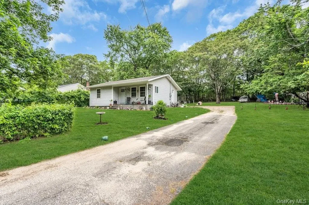 13 Carr Lane Medford NY 11763