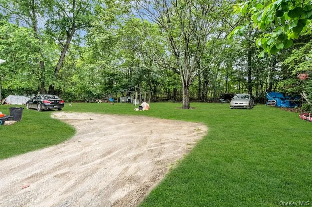 13 Carr Lane Medford NY 11763