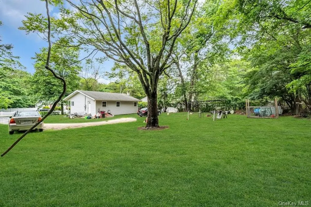 13 Carr Lane Medford NY 11763
