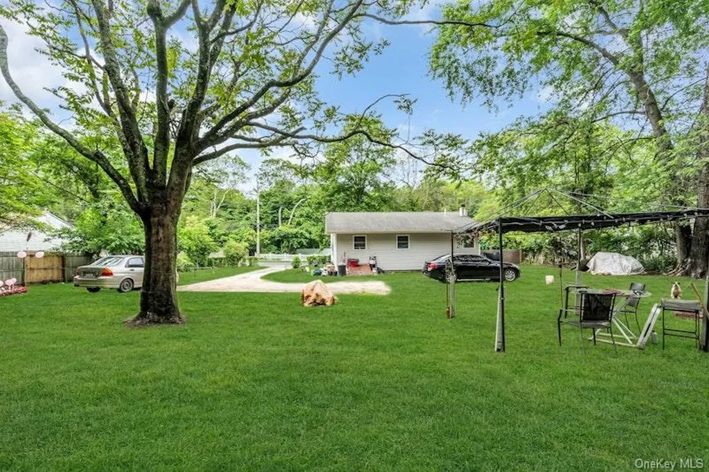13 Carr Lane Medford NY 11763