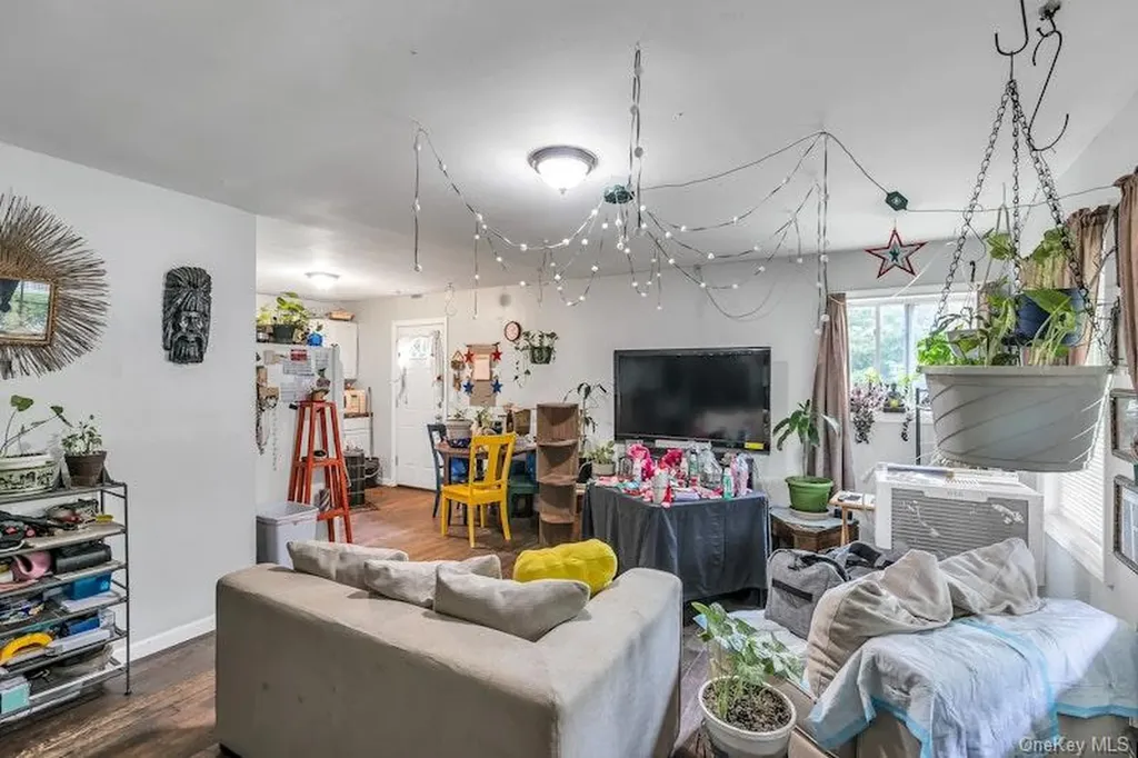 13 Carr Lane Medford NY 11763