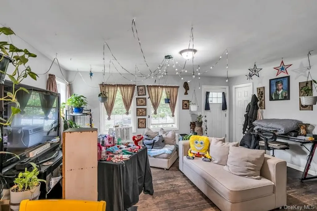 13 Carr Lane Medford NY 11763