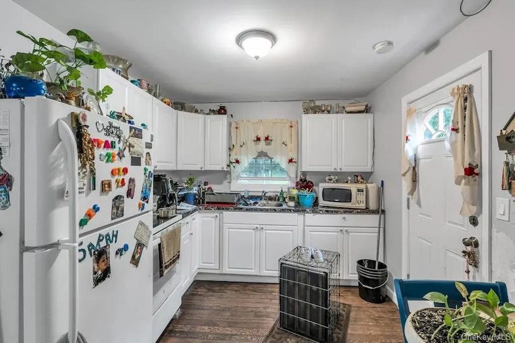 13 Carr Lane Medford NY 11763