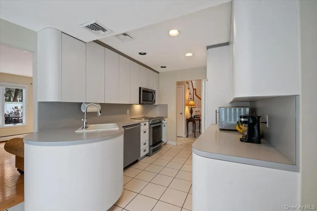 8 Sagamore Way S Jericho NY 11753