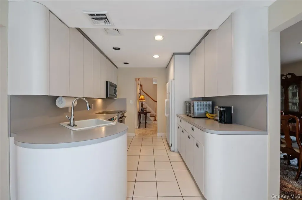 8 Sagamore Way S Jericho NY 11753