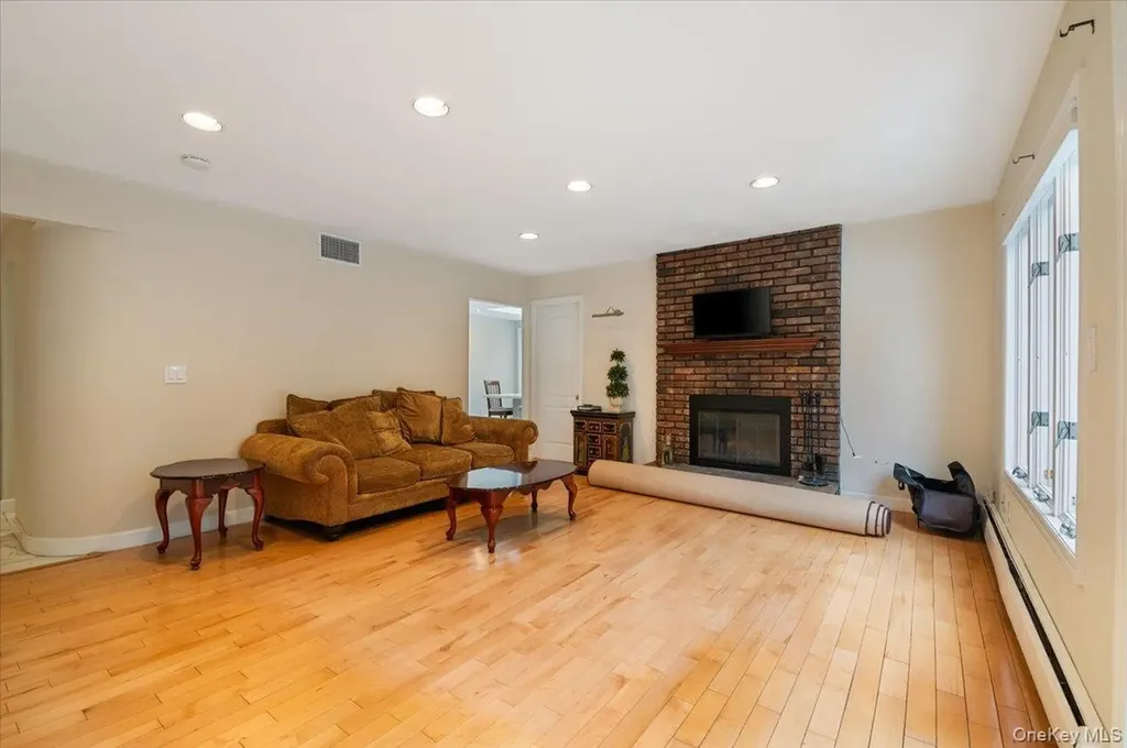 8 Sagamore Way S Jericho NY 11753