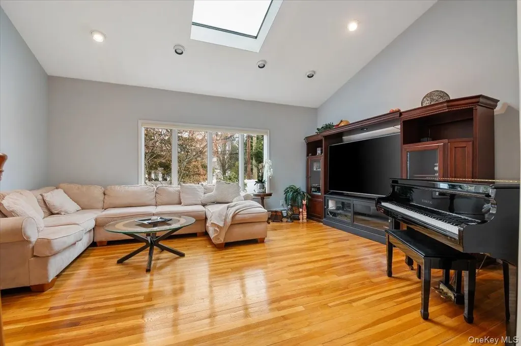 8 Sagamore Way S Jericho NY 11753
