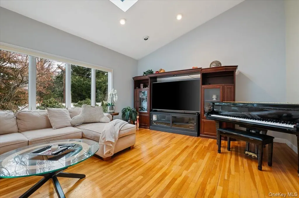 8 Sagamore Way S Jericho NY 11753