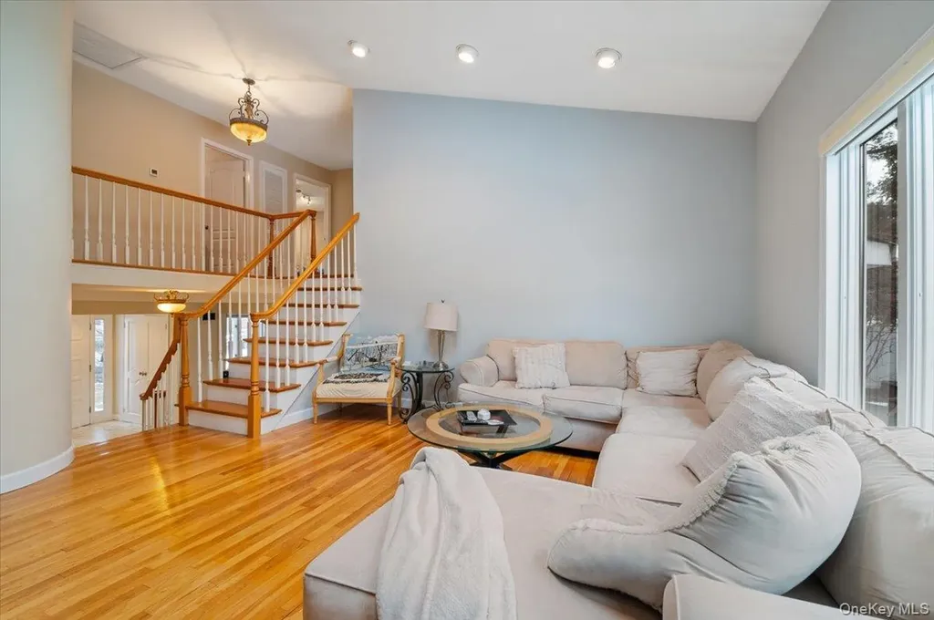 8 Sagamore Way S Jericho NY 11753