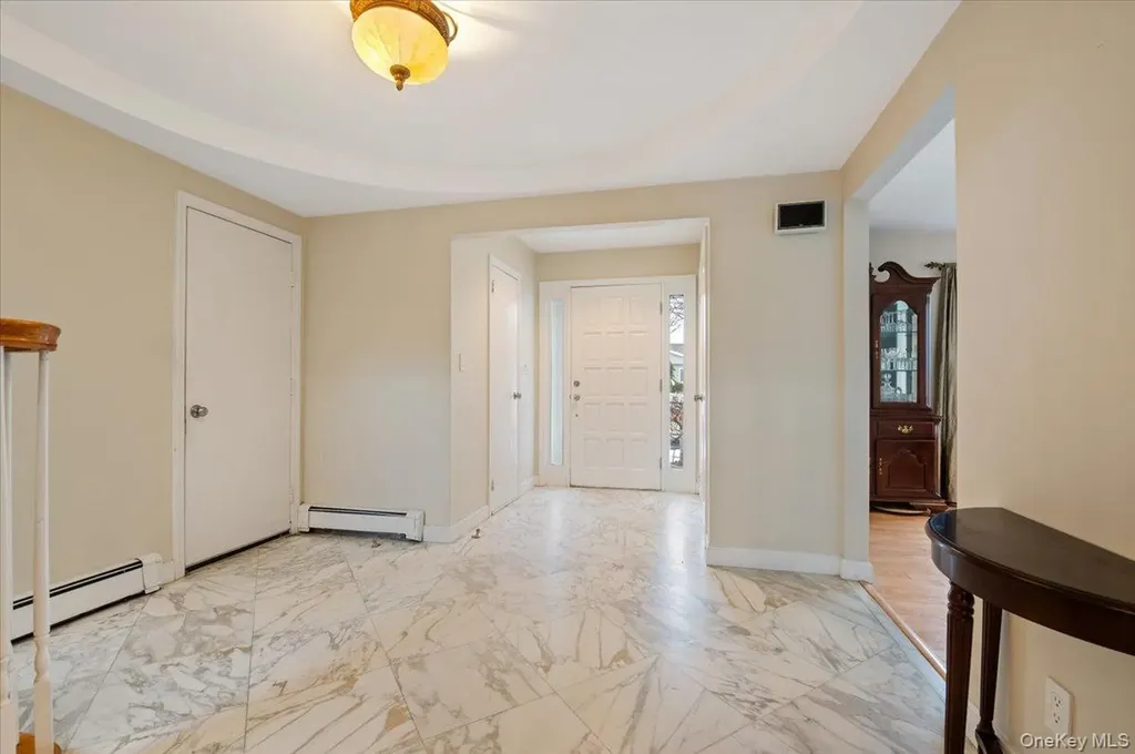 8 Sagamore Way S Jericho NY 11753