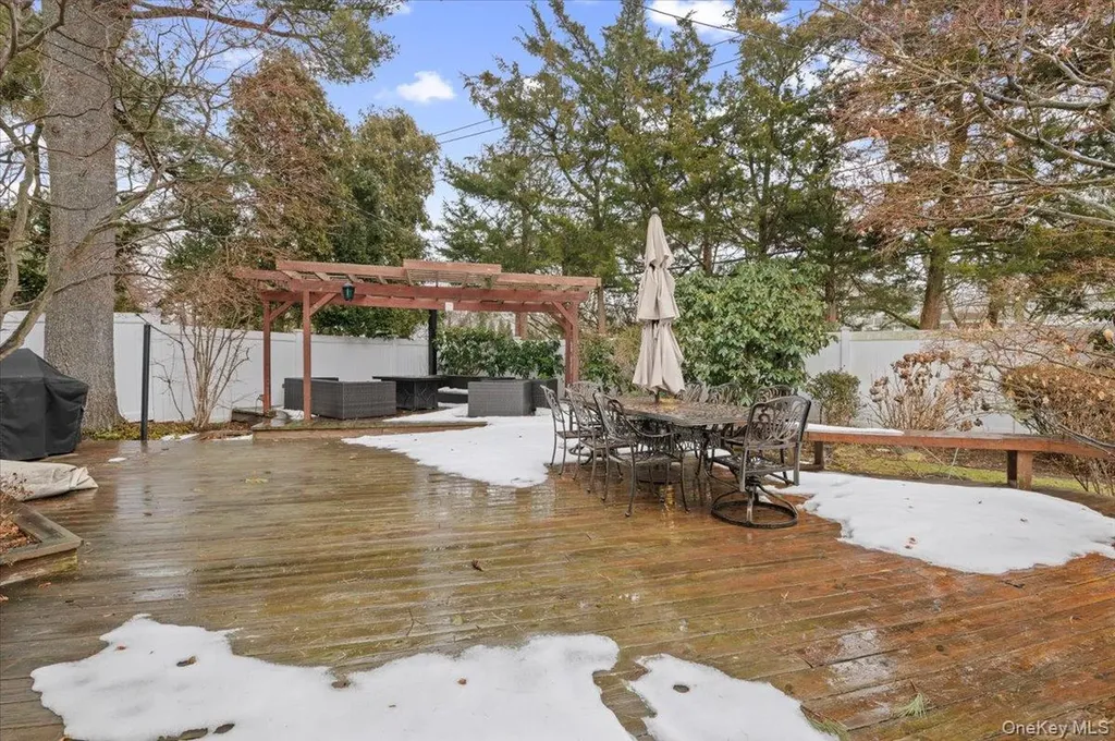 8 Sagamore Way S Jericho NY 11753
