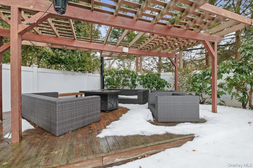 8 Sagamore Way S Jericho NY 11753