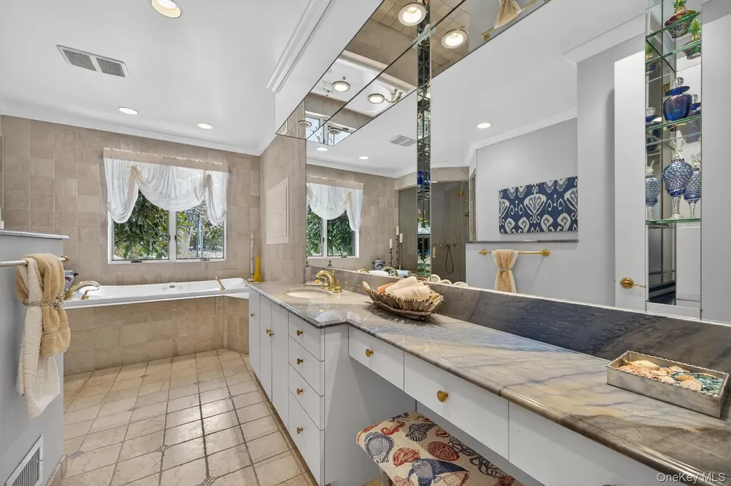 1 Hunting Lane Old Westbury NY 11568