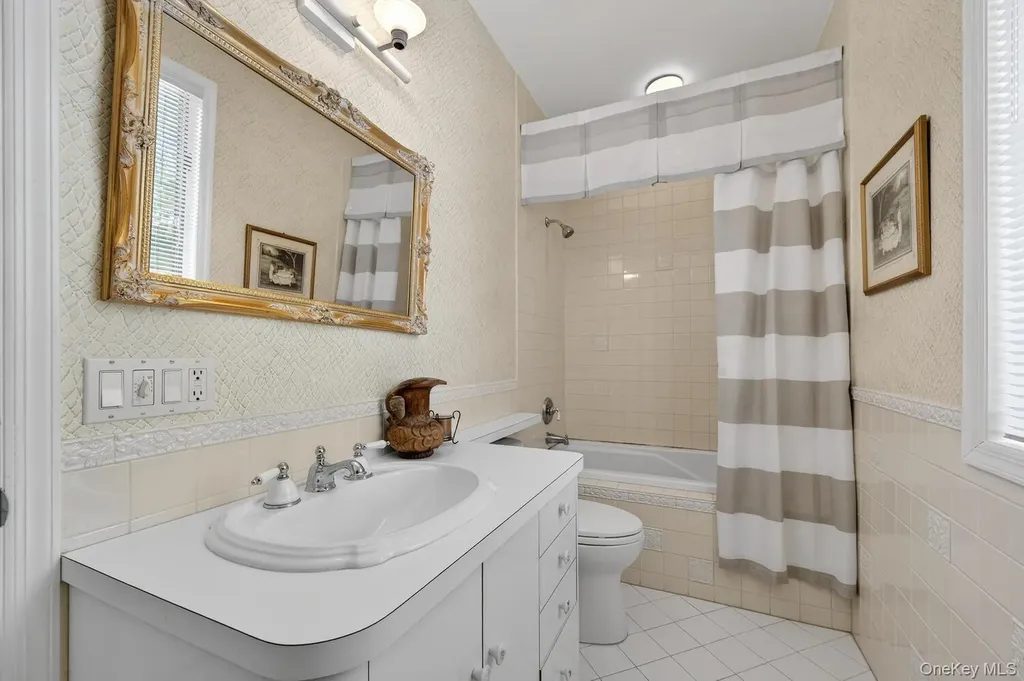 1 Hunting Lane Old Westbury NY 11568