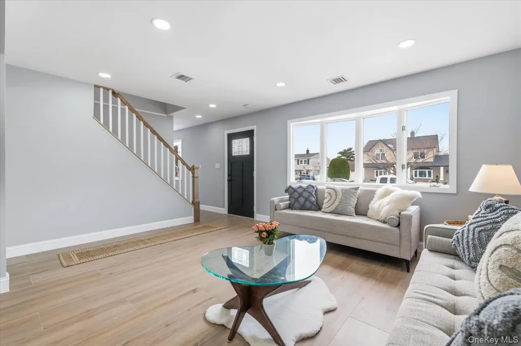 89 Ridge Lane Levittown NY 11756