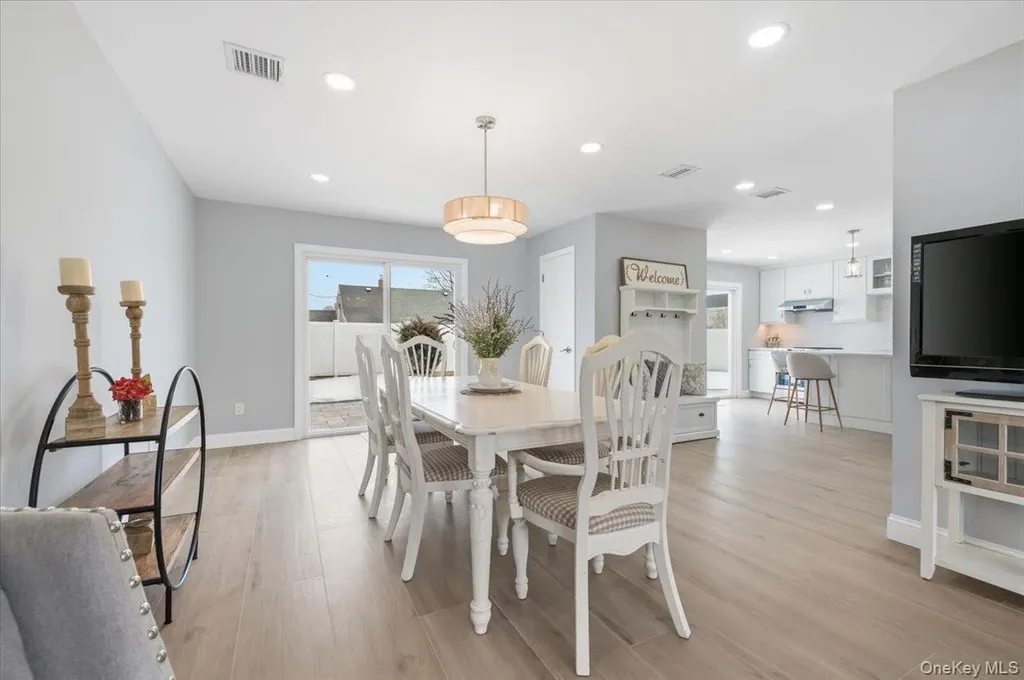 89 Ridge Lane Levittown NY 11756